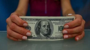 تفاوت سعر الدولار في مصر بين البنوك الرسمية والسوق السوداء خلال تعاملات السبت